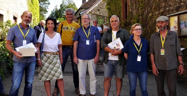 photo  le palmarès 2023, avec à gauche : jean-philippe lagache, prix du public  ; gérard cambon, prix du jury, avec leurs diplômes, entourés des bénévoles des amis de saint-céneri et des partenaires donateurs.  &copy;  ouest-france 