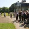 photo devant la chapelle (à gauche), avec en arrière plan le château, les visiteurs guidés par antoine favier (au centre), ont pu apprécier l’architecture de l’ensemble du site.