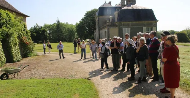 photo  devant la chapelle (à gauche), avec en arrière plan le château, les visiteurs guidés par antoine favier (au centre), ont pu apprécier l’architecture de l’ensemble du site.  &copy;  ouest-france 
