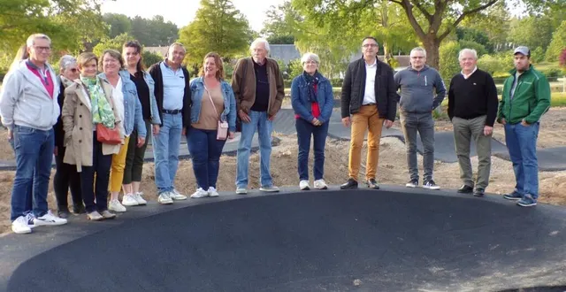 photo  les conseillers municipaux sur la piste du pumptrack prochainement ouvert au public  &copy;  le maine libre 