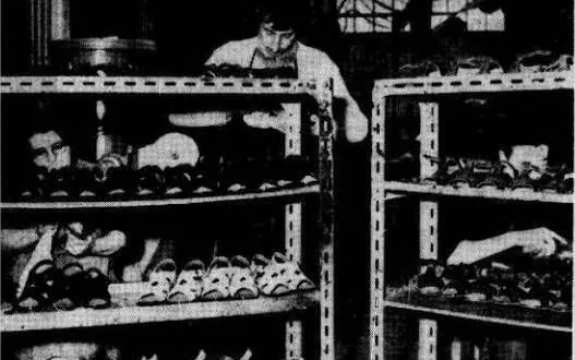 photo  à l’intérieur de l’atelier de chaussures moche en 1971 à la ferté-macé (orne).  &copy;  archives ouest-france 