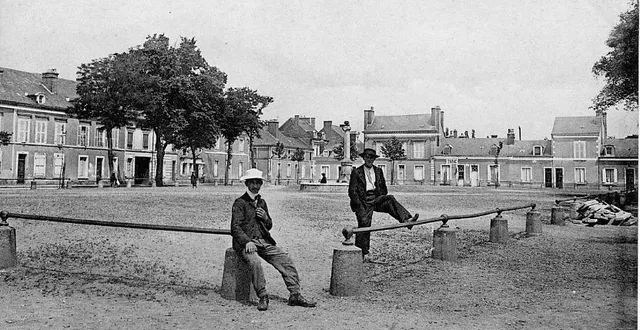 photo  au départ, la place du champ-de-foire, à la flèche, s’appelait le marché-aux-bestiaux. ici, une photo datant du début du xxe siècle.  &copy;  collection privée 