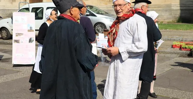 photo  avec un bonnet sur la tête et une tunique blanche, impossible de les rater.  &copy;  ouest-france 