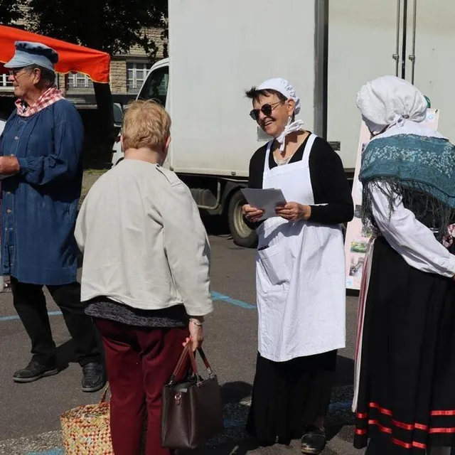 photo pour faire la promotion des journées des moulins, les bénévoles sont allés à la rencontre des acheteurs du marché.  ©  ouest-france