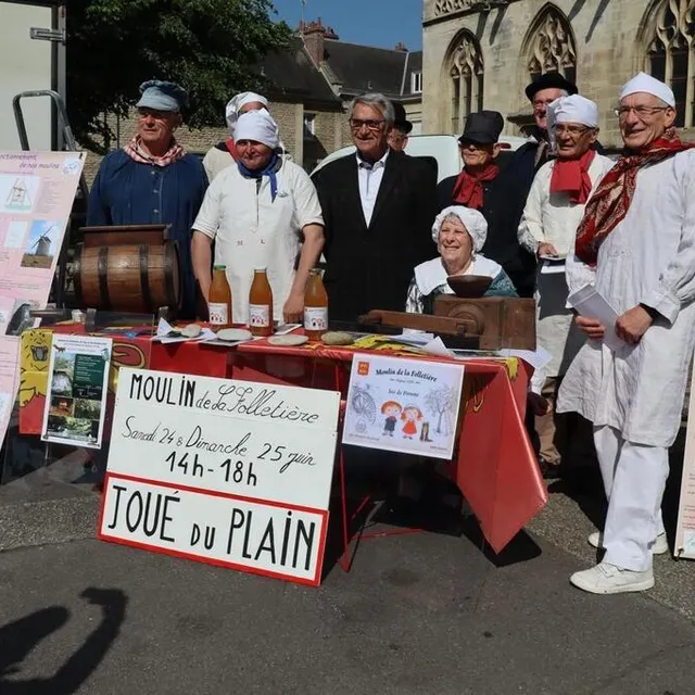 photo une dizaine de bénévoles ont animé le marché en costume de meuniers.  ©  ouest-france