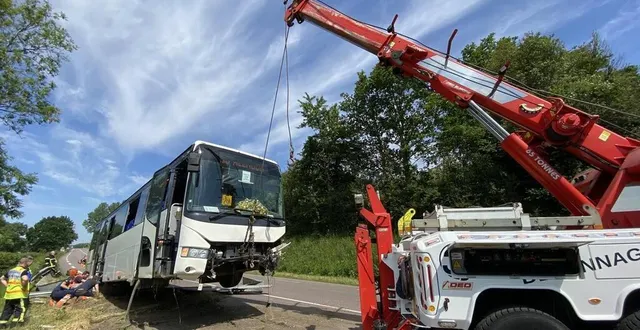 photo  un bus transportant 26 élèves a terminé sa course sur le rail de sécurité, ce mercredi 31 mai 2023, sur la nationale 12 au lieu-dit la butte rouge à gandelain (orne). des moyens sont engagés pour extraire le véhicule.  &copy;  oues-france 