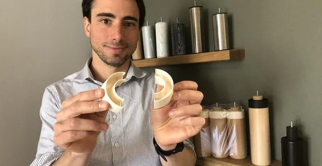 photo  louis gerondeau a inventé un système qui se clipse sur les pieds de lit, pour piéger les punaises de lit.  &copy;  co – marie-hélène moron 