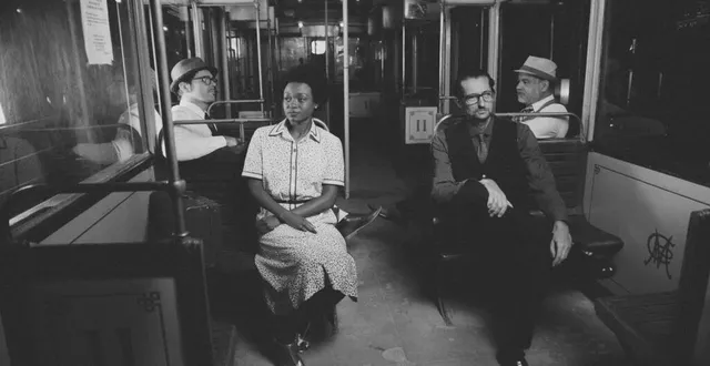 photo  le groupe march mallow en séance photo au muséotrain de semur-en-vallon  &copy;  julien leguay 