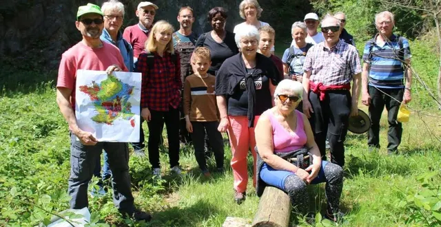 photo  philippe gombert et yvette sourdille (au premier plan) ont fait découvrir la faille de perseigne aux passionnés de nature.  &copy;  ouest-france 