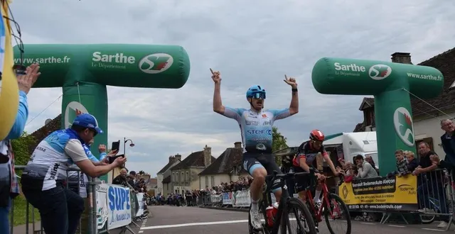 photo  dans un dernier effort, alexis gougeard est arrivé le premier sur la ligne d’arrivée.  &copy;  le maine libre 