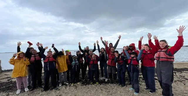 photo  le kipper nantais sébastien marsset accompagne des jeunes en situation de handicap lors de stages de voile  &copy;  mathilde fontant 