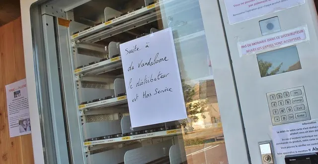 photo  un distributeur alimentaire a été vandalisé, dans la nuit du mercredi mai à jeudi à saint-jean-de-la-motte ,quelques jours après celui de solesmes.  &copy;  archives ouest-france 