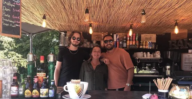 photo  ninou grimaldi, au côté de son fils et de son coéquipier.  &copy;  ouest-france 