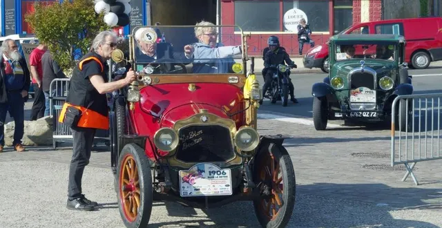 photo  les voitures anciennes de passage à bouloire.  &copy;  le maine libre 
