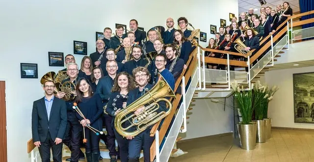 photo  arnaud martin (à gauche) avec les musiciens de l’orchestre départemental d’harmonie de la sarthe.  &copy;  ouest-france 