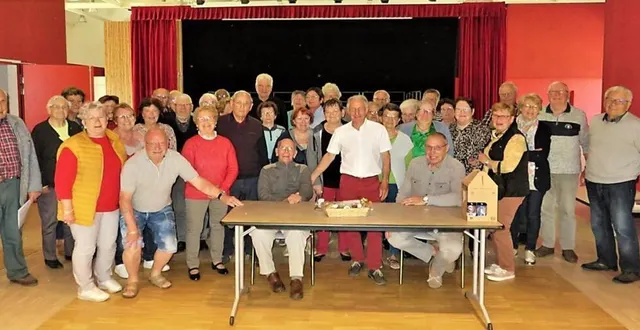 photo  un cadeau a été remis à roger niquin, ici en présence de son fils patrick.  &copy;  ouest-france 