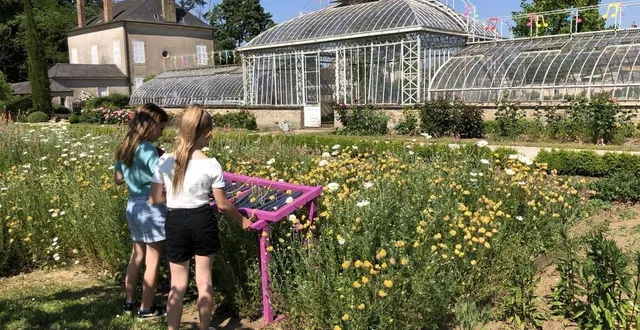 photo  bonnétable, mercredi 31 mai 2023. plusieurs instruments faits avec des matériaux de récupération sont dispersés dans le jardin pour le plus grand bonheur des enfants.  &copy;  le maine libre 