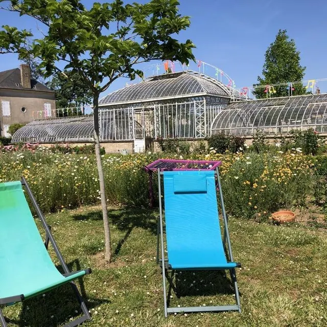 photo ce week-end, après un passage dans la serre en fer forgé, vous pourrez même prendre le temps d’une pause dans les chiliennes du jardin.  ©  le maine libre