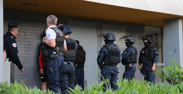 photo opération de contrôle au pied d’un des immeubles de la rue d’angleterre, ce jeudi 1er juin, à nantes.