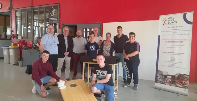photo  mercredi 31 mai 2023, dans les ateliers menuiserie de giel don bosco, clément, à gauche du jeu de cornhole et mathieu, à droite, qui sont à l’initiative de cette réalisation et en présence des membres de la direction des écoles giel don bosco et sainte-thérèse, de putanges, de l’ogec, de professeurs et élèves ont remis un jeu de cornhole et une console en bois à l’école sainte-thérèse.  &copy;  ouest-france 