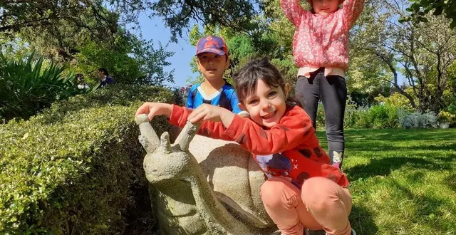 photo  daniel, assia et levana ont passé une heure dans le jardin de maisonneuve, mercredi 31 mai 2023 à la flèche, avec leurs copains de petite et moyenne section de l’école jules-ferry.  &copy;  le maine libre 