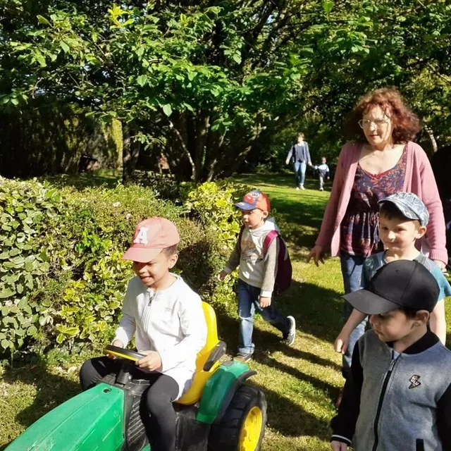 photo martine piveteau a fait des heureux en proposant à chaque élève de conduire le tracteur électrique à travers son grand jardin.  ©  le maine libre