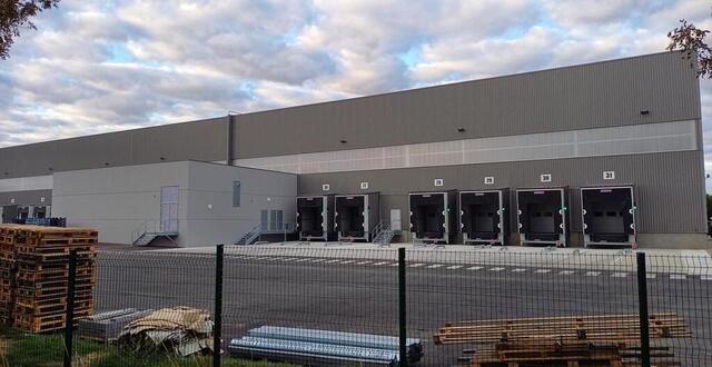 photo le bâtiment lsl, intersport a installé des panneaux photovoltaïques sur le toit.