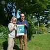 photo  michèle et bertrand garreau sont fin prêts pour accueillir les visiteurs dans leur foisonnant jardin bleu à laigné-en-belin. 