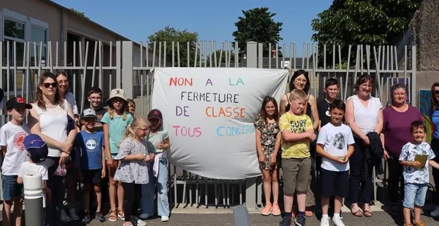 photo  élèves et parents ont protesté contre la fermeture d’une classe à l’école les tilleuls de vion, ce vendredi 2 juin 2023.  &copy;  ouest-france 