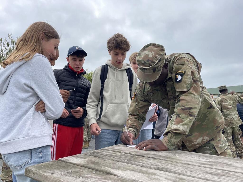 En Images 79e Anniversaire Du Débarquement Lus Army à La Rencontre Des Collégiens à Saint 