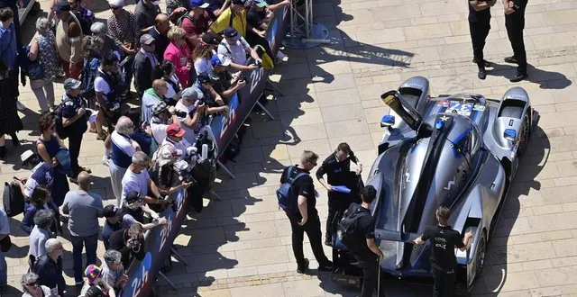 photo  avec le pesage, le public peut être au plus près des autos.  &copy;  vincent michel / ouest-france 