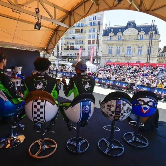 photo les pilotes partent à la rencontre du public.  ©  vincent michel / ouest-france