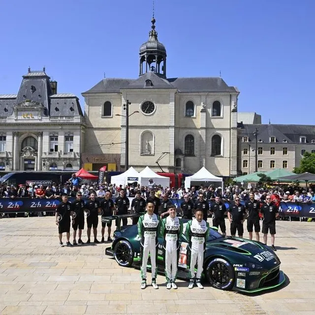 photo ambiance urbaine, place de la république avec l’aston martin d’station.  ©  vincent michel / ouest-france