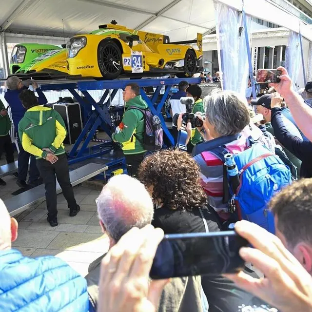 photo les vérifications techniques attirent la foule, dans le centre du mans.  ©  vincent michel / ouest-france
