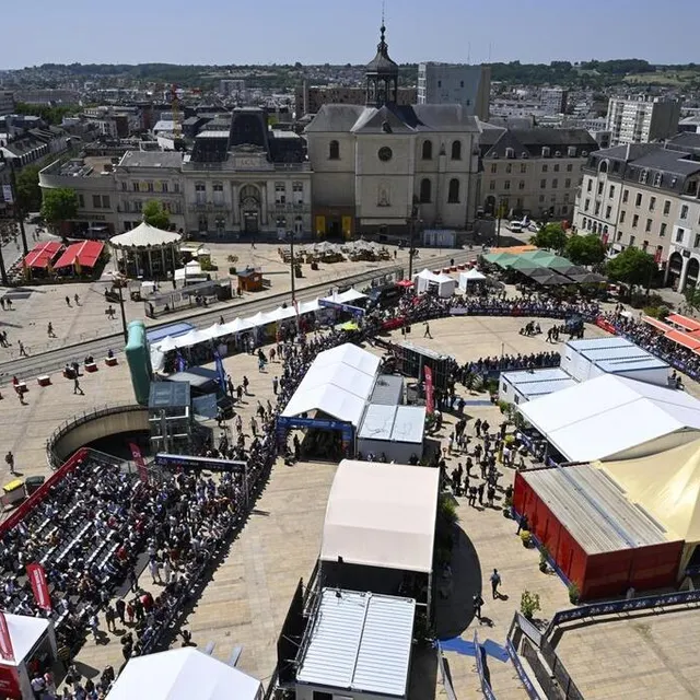 photo mine de rien, vu du dessus, le pesage, c’est une sacrée installation.  ©  vincent michel / ouest-france