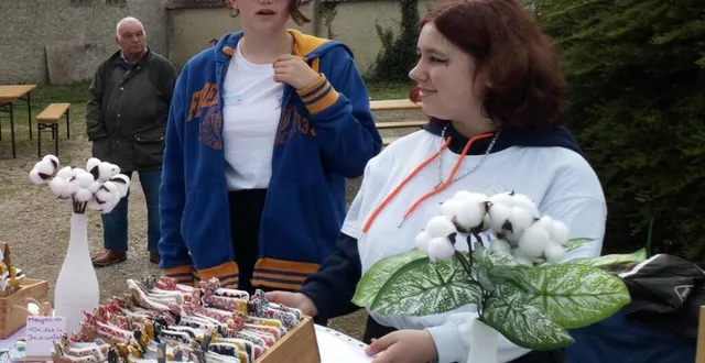 photo  les collégiens vont à la rencontre des acheteurs sur les brocantes, ici à bellou.  &copy;  ouest-france 