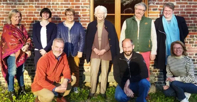 photo  les membres de la nouvelle association, les amis du village de montormel, présidée par édouard de vulpian (en bas à gauche).  &copy;  ouest-france 