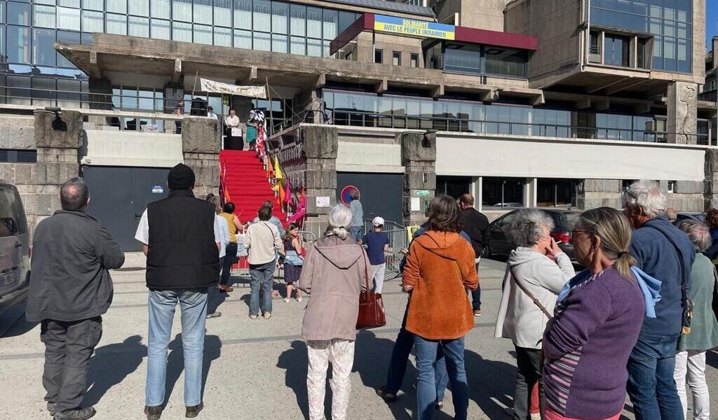 The Golden Pans Ceremony: Unions Protest Pension Reform in Vire Normandie