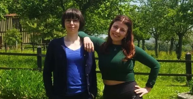 photo  camille échaniz (à gauche) et camille gaillard, les deux jeunes femmes en service civique qui animent le tiers-lieu de mont-ormel.  &copy;  ouest-france 