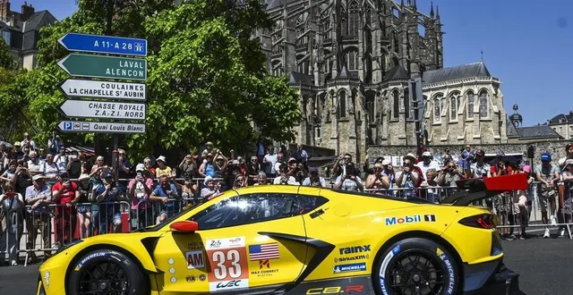 photo  la corvette n° 33 devant la cathédrale saint-julien, une belle image de carte postale.  &copy;  photo le maine libre – denis lambert 