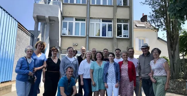 photo  une partie des anciens élèves posent avec des enseignants depuis longtemps à la retraite.  &copy;  le maine libre 