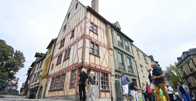 photo  près de 300 visites seront organisées cet été 2023 par les guides de la maison du pilier rouge au mans.  &copy;  archive le maine libre 