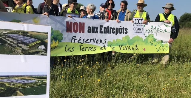 photo  opposants au bâtiment de 18 000 canards à trangé, 4 juin 2023  &copy;  le maine libre 