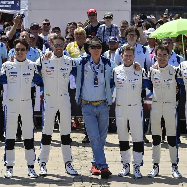 photo jim glickenhaus, patron de l’écurie (au centre) avec ses pilotes, de gauche à droite,  franck mailleux, esteban gutierrez et nathanaël berthon, ryan briscoe romain dumas et olivier pla.  ©  vincent michel / ouest-france