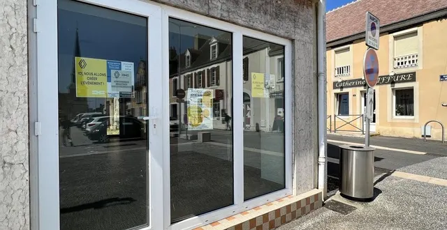 photo  « ici nous allons créer l’événement », promet la concession renault-dacia sur la vitrine de l’ex-frite perchée.  &copy;  ouest-france 