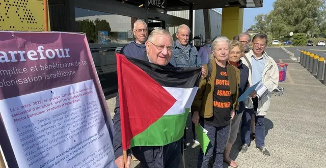photo  des militants du collectif france palestine 61 ont voulu informer les consommateurs des relations entretenues entre carrefour et des entreprises travaillant dans les colonies israéliennes.  &copy;  ouest-france 
