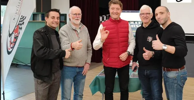 photo  des membres de différentes sections de l’asl, accompagnés par bruno vandestick, voix officielle des 24 heures du mans.  &copy;  ouest-france 