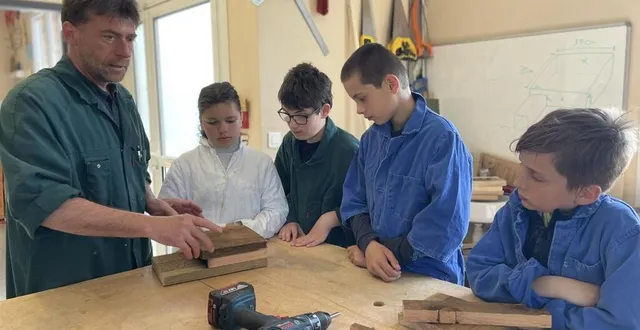 photo  les écoliers ont fabriqué des abris pour les hérissons et les chauves-souris dans l’atelier bois de la providence, encadrés par alain rainjonneau, éducateur technique.  &copy;  ouest-france 