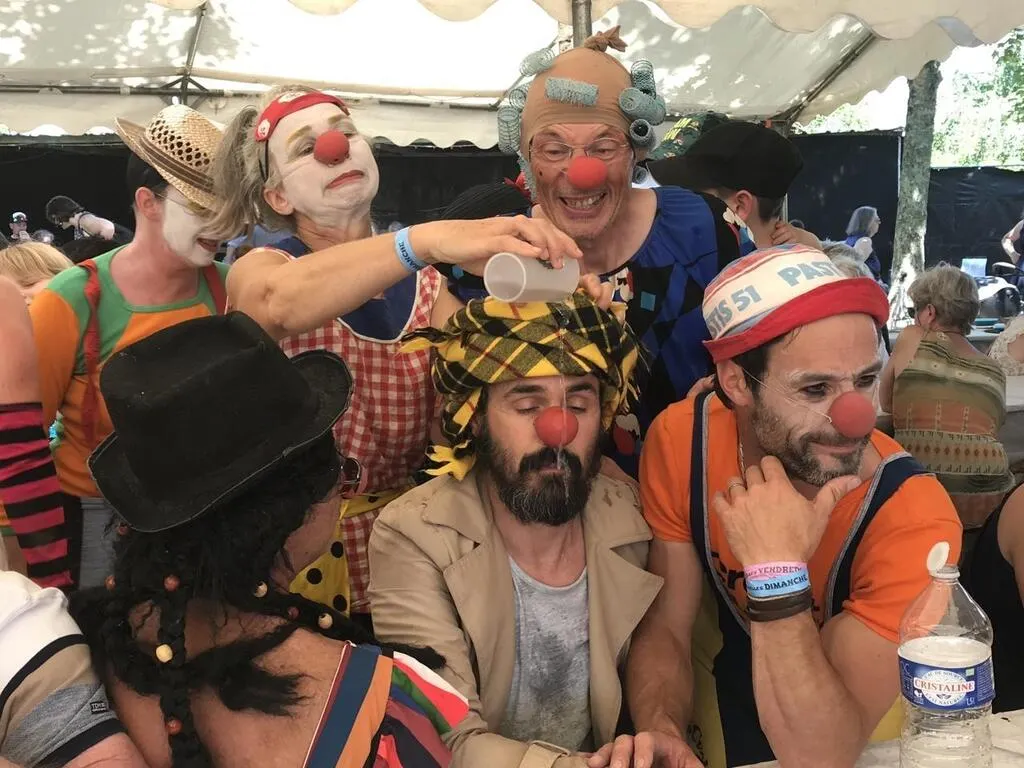 EN IMAGES. C’était quoi ce défilé de clowns en Mayenne ce dimanche 4 ...