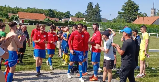 photo  les joueurs de val du loir font une haie d’honneur à ceux de bazouges qui valident leur montée en régional 3.  &copy;  le maine libre 